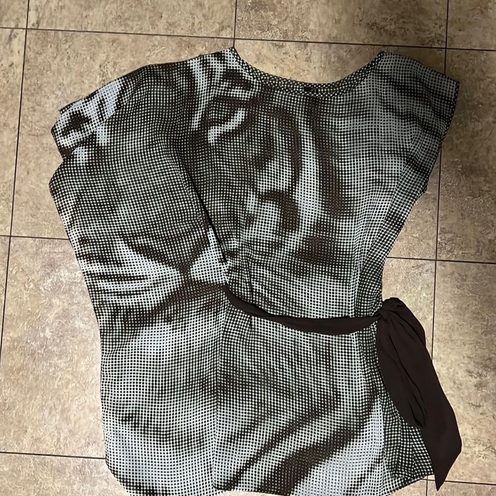 Womens tunic length top. Sheer, flowy material. Super cute on!